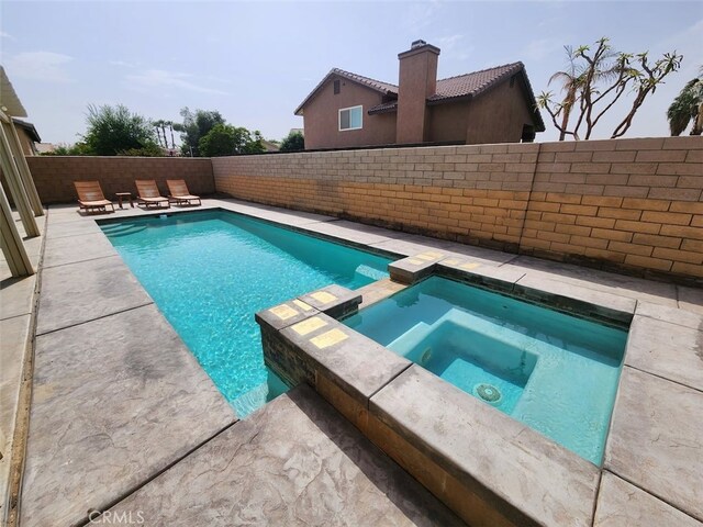 view of pool featuring an in ground hot tub