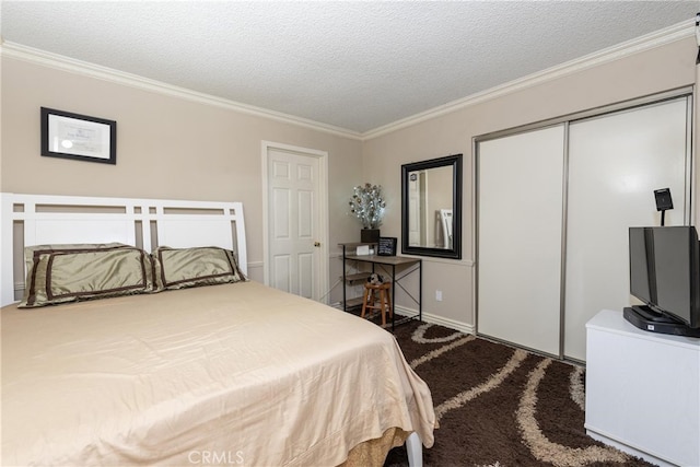 bedroom featuring carpet, crown molding, a textured ceiling, and a closet