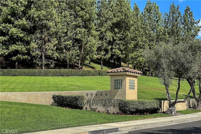 community / neighborhood sign with a yard