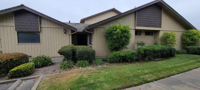 view of front of home featuring a front yard