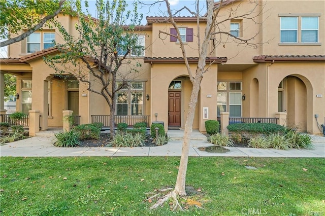 view of front of home with a porch and a front lawn