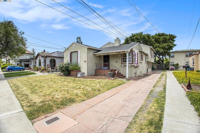 bungalow-style home featuring a front lawn