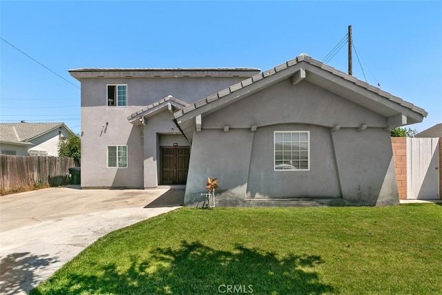 view of front facade featuring a patio area and a front yard