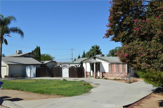 view of front of house featuring a front yard