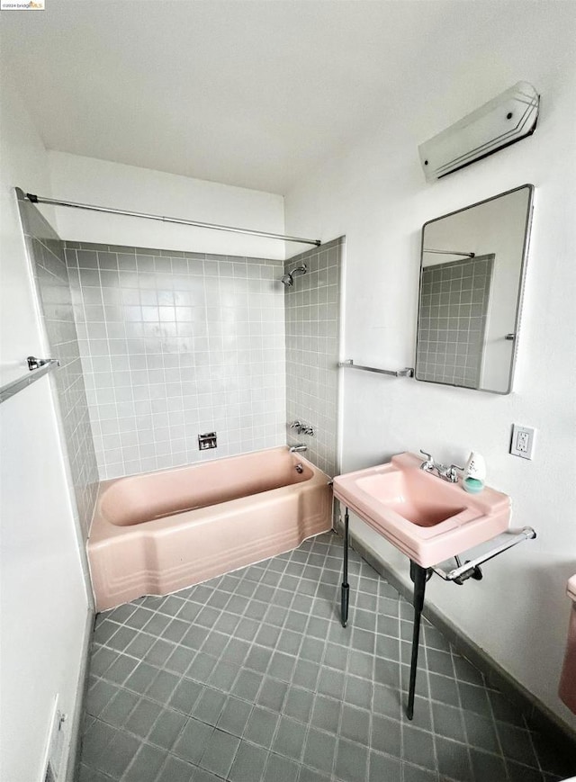 bathroom featuring tiled shower / bath