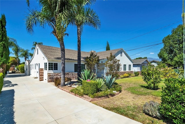 view of front facade featuring a front lawn