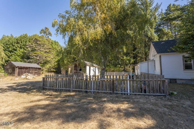 view of yard featuring a storage unit