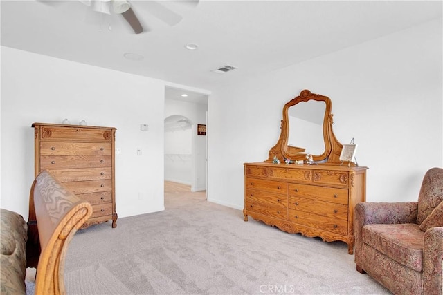 living area featuring visible vents, carpet, recessed lighting, arched walkways, and a ceiling fan