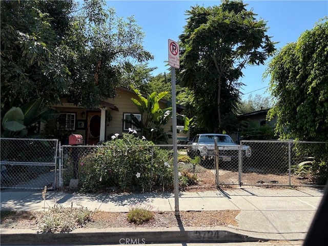 2724 Queen St, Los Angeles, CA 90039 - fenced front yard with a gate