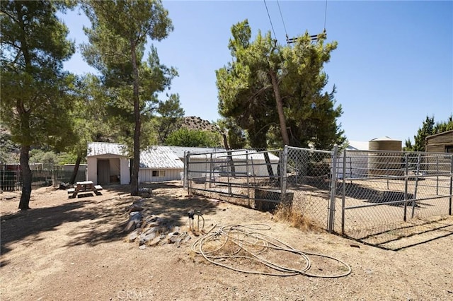 view of yard featuring an outbuilding