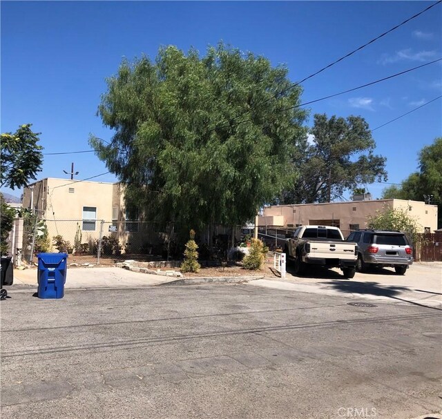 view of front of property featuring fence