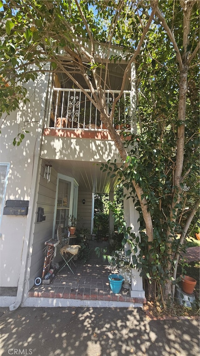 view of front of home featuring a balcony