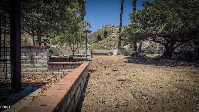 view of yard with a mountain view