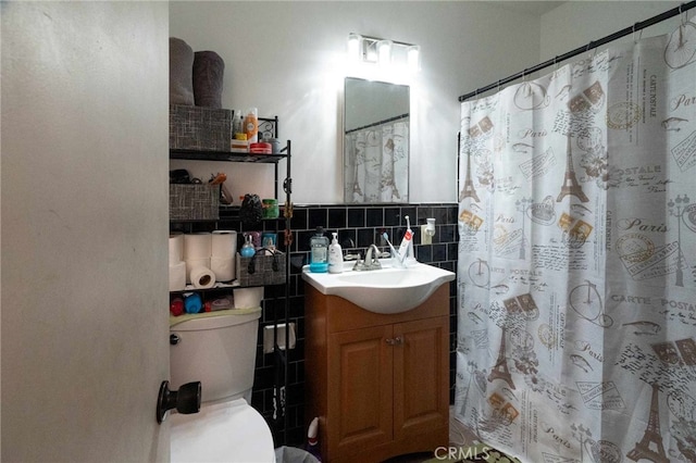 bathroom featuring a shower with curtain, decorative backsplash, toilet, and vanity