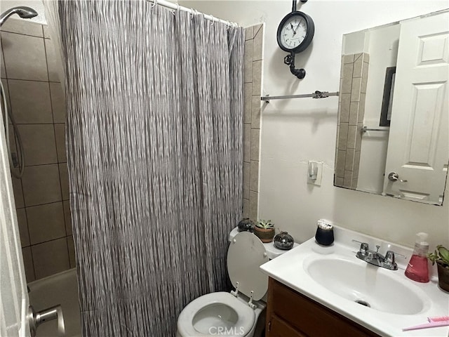 bathroom with a shower with shower curtain, vanity, and toilet