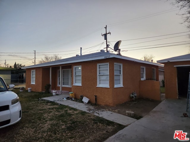 view of front facade featuring a yard