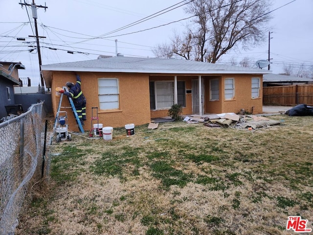 view of front of home featuring a front yard