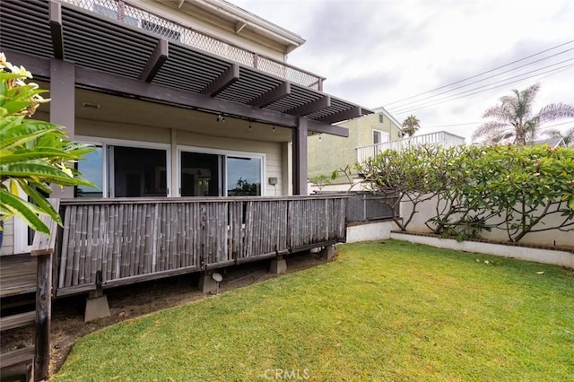 view of yard featuring a pergola