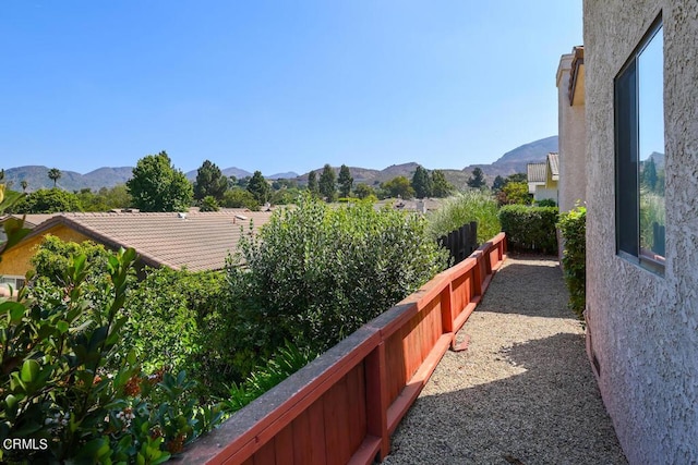 view of yard with a mountain view