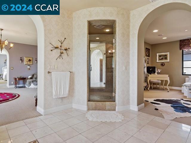 bathroom featuring a notable chandelier