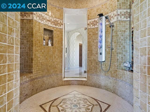 bathroom featuring a tile shower