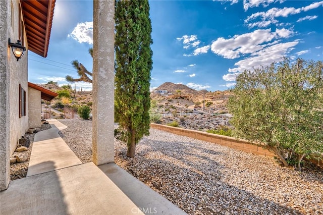 view of yard with a mountain view