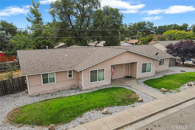 ranch-style home featuring a front lawn