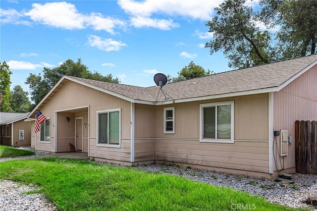 view of front of property featuring a front yard