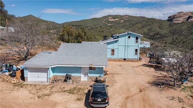 birds eye view of property featuring a mountain view