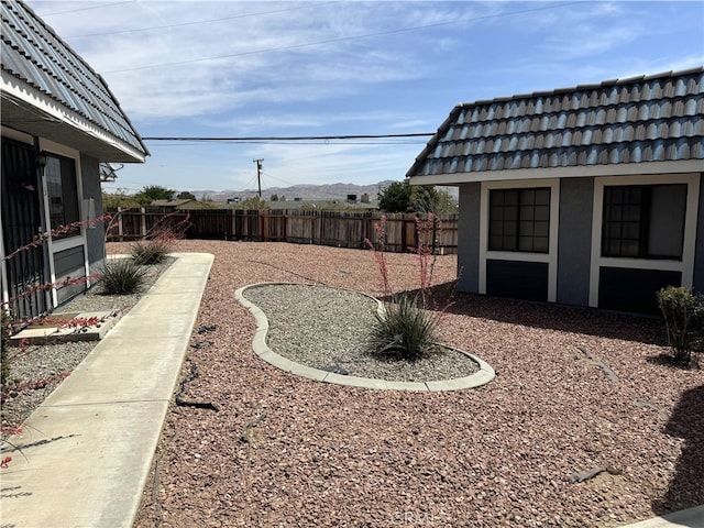 view of yard featuring an outdoor structure