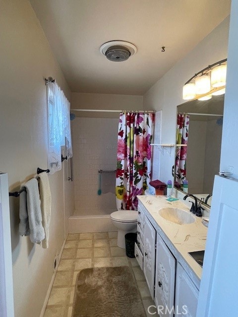 bathroom featuring a shower with curtain, vanity, and toilet