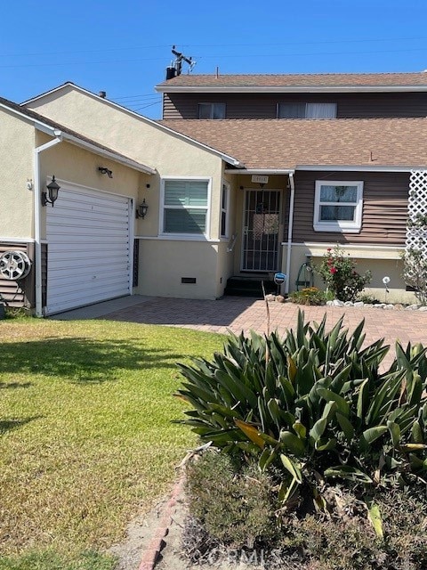 view of front facade featuring a front yard and a garage