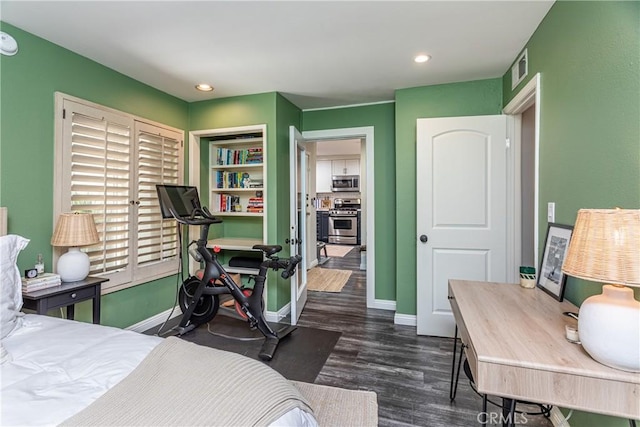 bedroom with dark wood-style floors, recessed lighting, visible vents, and baseboards