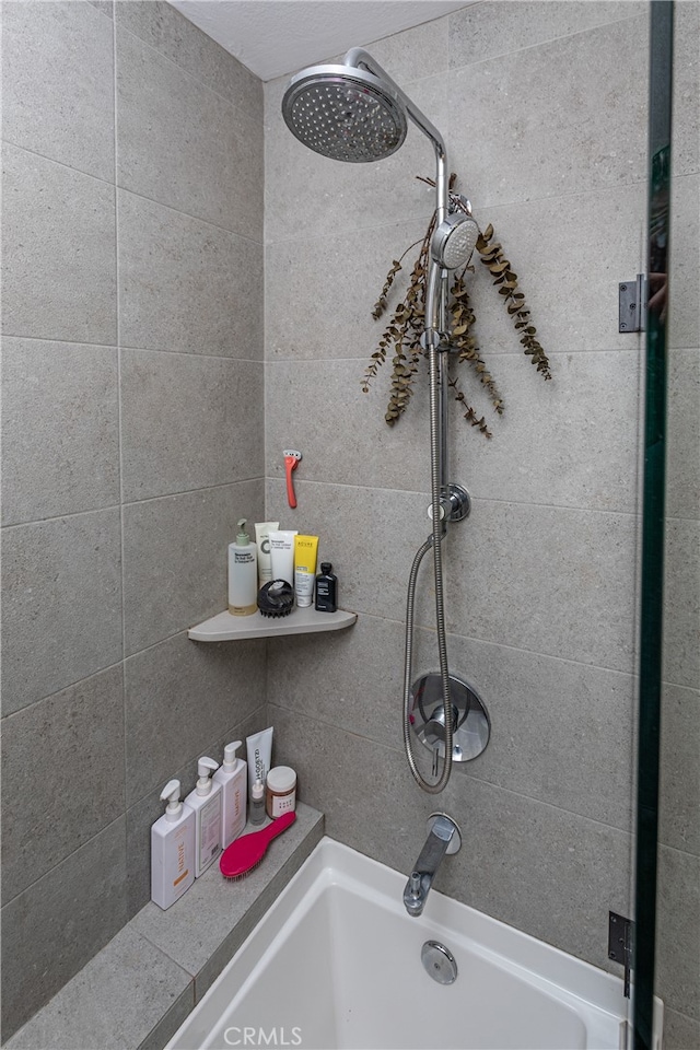 bathroom featuring tiled shower / bath combo and sink