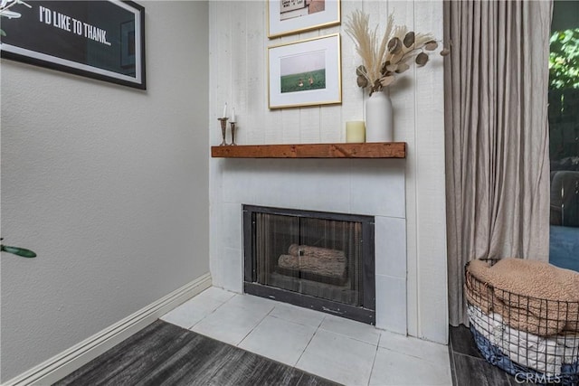 room details with a fireplace with flush hearth and baseboards