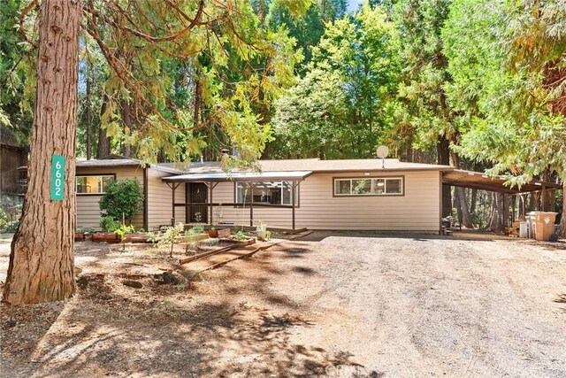 view of front of home featuring gravel driveway