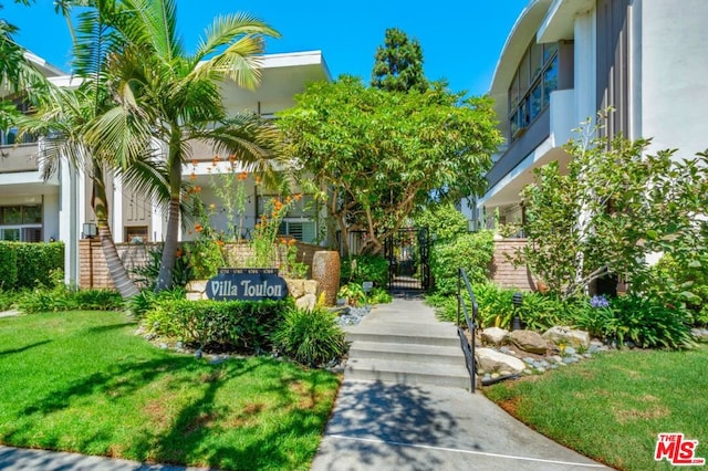 view of property's community featuring a lawn