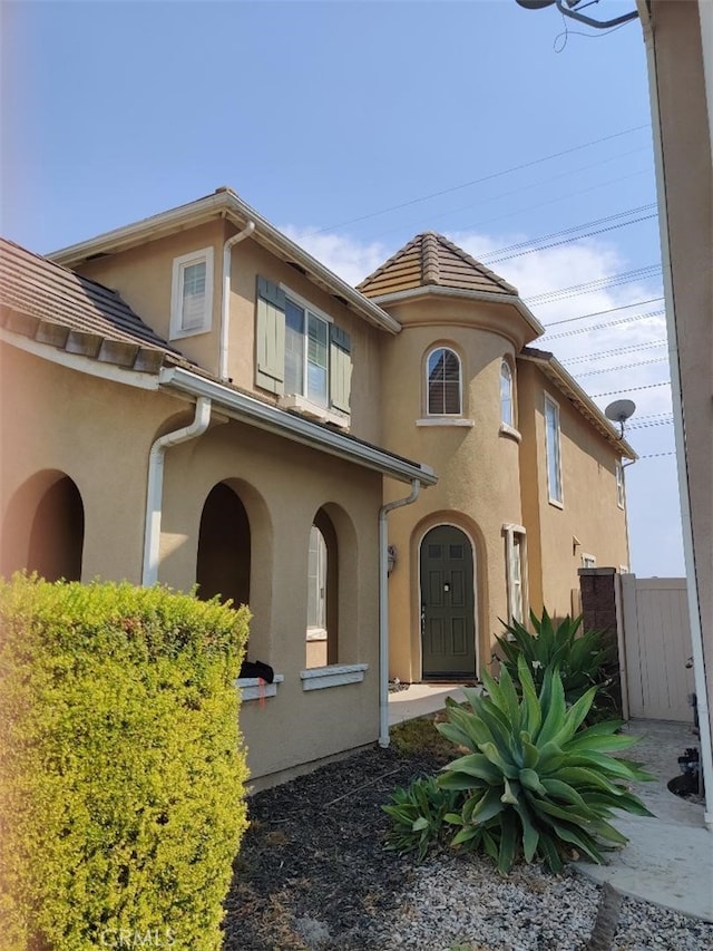 view of mediterranean / spanish-style house