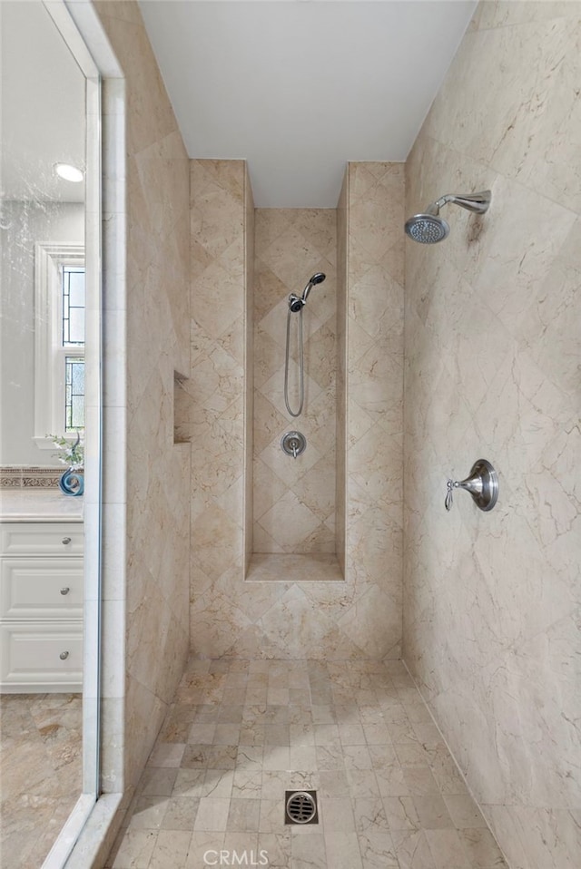 bathroom featuring tiled shower