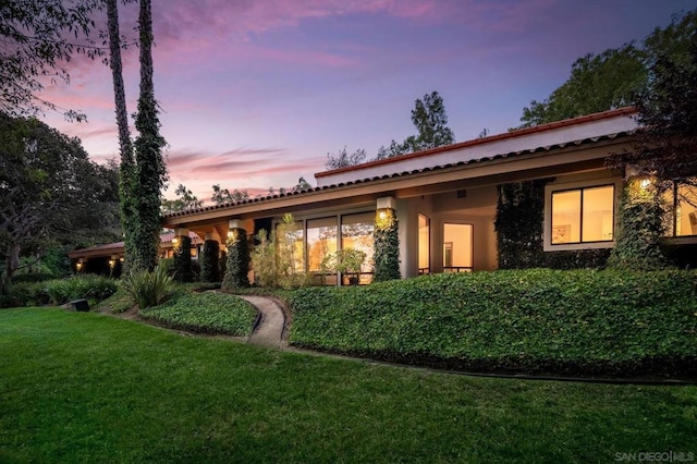 view of front of house featuring a yard