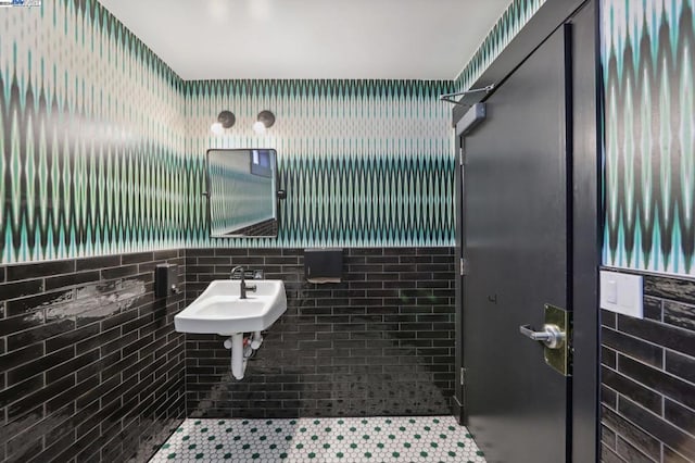 bathroom featuring a shower and sink