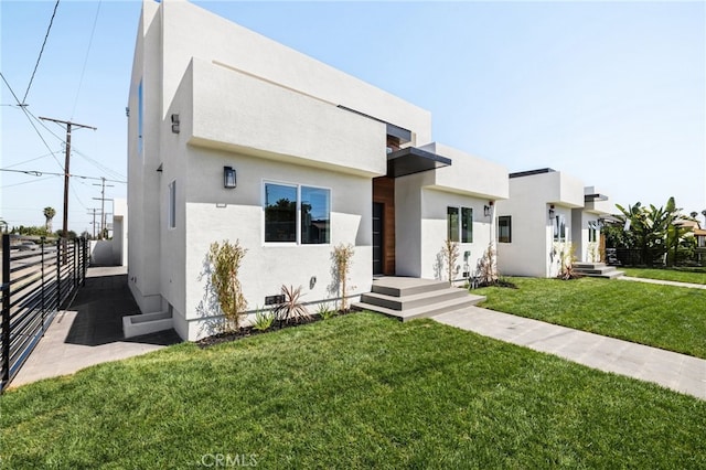 view of front facade featuring a front yard