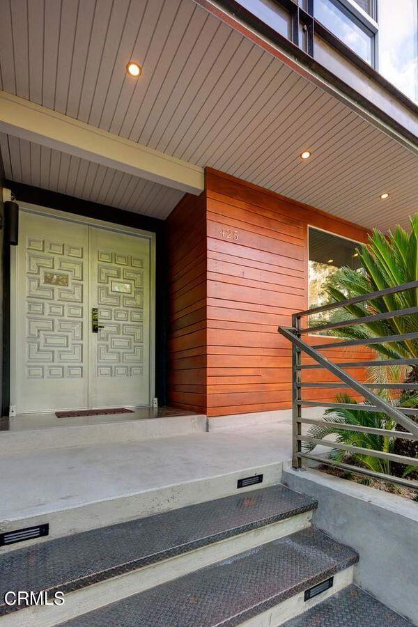 entrance to property featuring covered porch