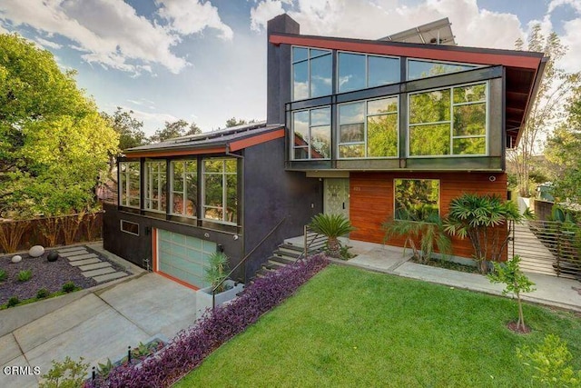 view of front facade featuring a front lawn and a garage