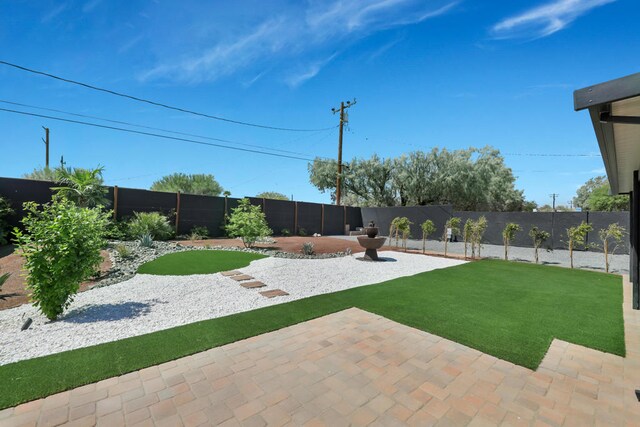 view of yard featuring a patio area