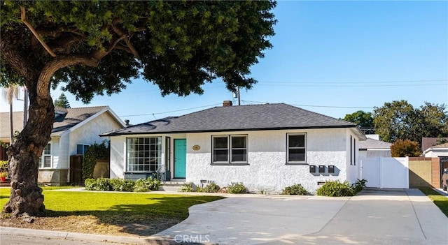 single story home with a front lawn