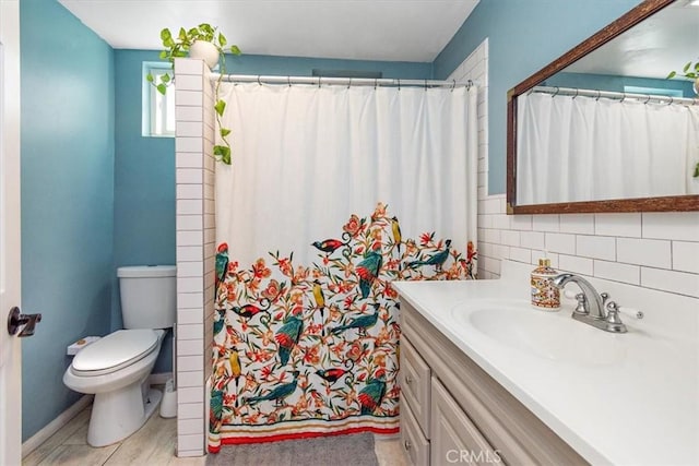 bathroom with a shower with shower curtain, vanity, toilet, and tasteful backsplash