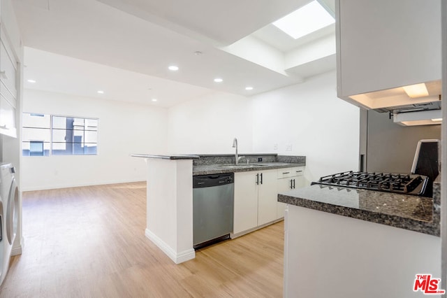 kitchen featuring kitchen peninsula, sink, light hardwood / wood-style flooring, dishwasher, and white cabinetry