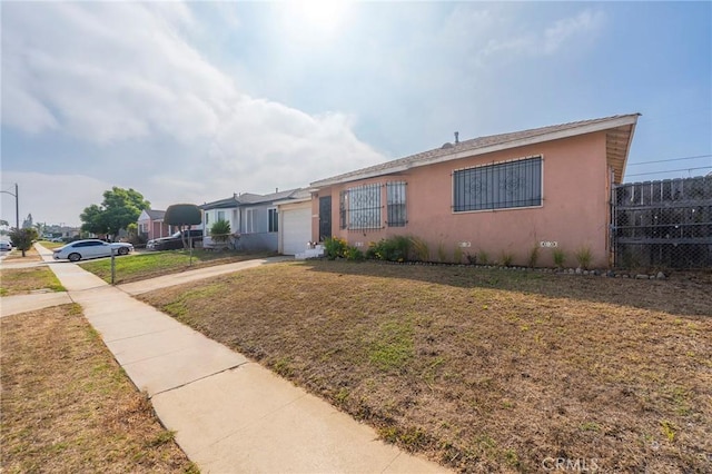 view of front of property featuring a garage and a front yard