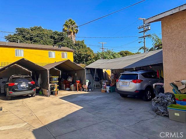 view of front facade with a carport